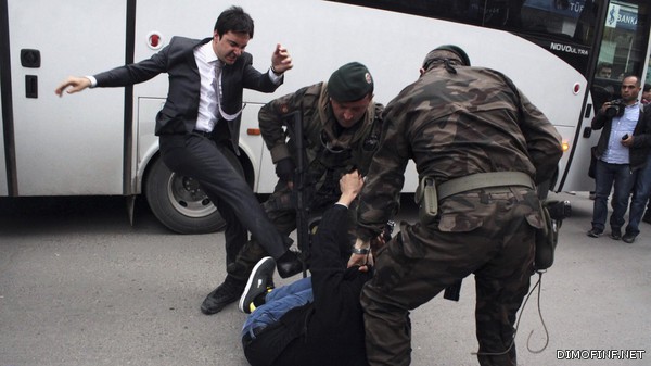 فضيحة في تركيا.. مستشار أردوغان يركل أحد المحتجين