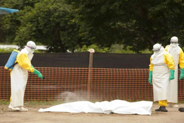 إصابة خبير من "الصحة العالمية" بفيروس إيبولا