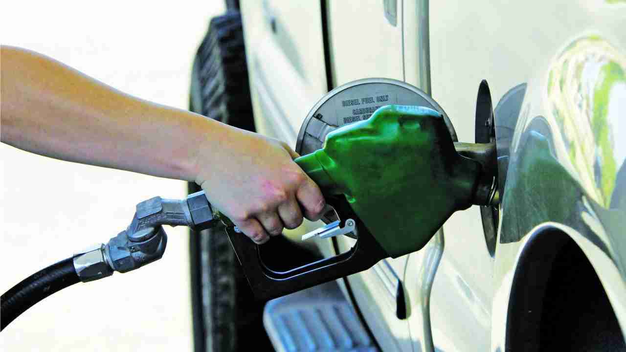انخفاض أسعار البنزين والديزل في الإمارات خلال ديسمبر