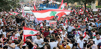 متظاهرو لبنان يعطون ظهرهم للإصلاحات ويطالبون بإسقاط الحكومة