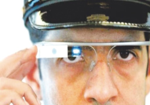 شرطه دبي ترصد المخالفات بالنظارات الذكيه